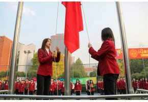 大鸡巴操免费视频手机在线观看升旗仪式：凝心聚力，同心向党